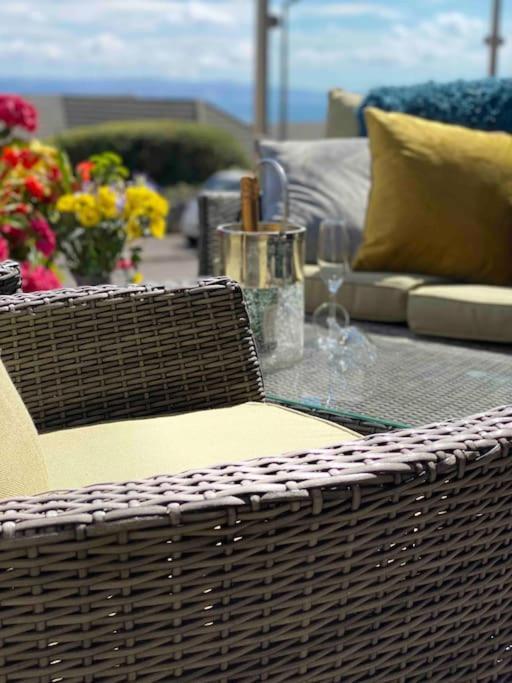 Mumbles - Modern Apartment With Panoramic Sea Views Oystermouth Экстерьер фото