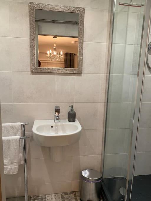 Mumbles - Modern Apartment With Panoramic Sea Views Oystermouth Экстерьер фото